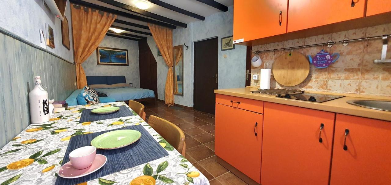 Studio Apartment Grisia ロヴィニ エクステリア 写真
